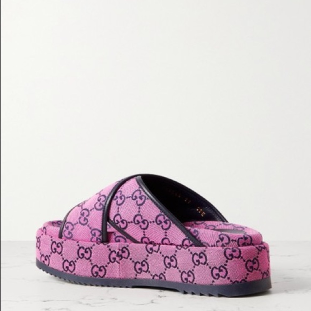 Gucci leather trimmed jacquard logo slides. EU 38 US 8